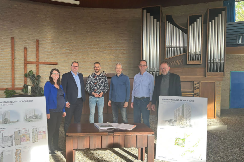 jacobuskerk_eindhoven_tekenmoment Sonneborgh en GKV Eindhoven tekenen koopovereenkomst!